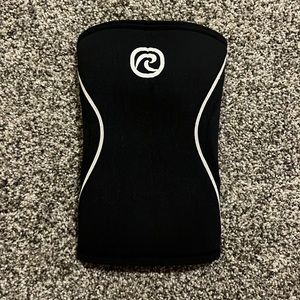 Rehband M 5mm knee sleeve (1)